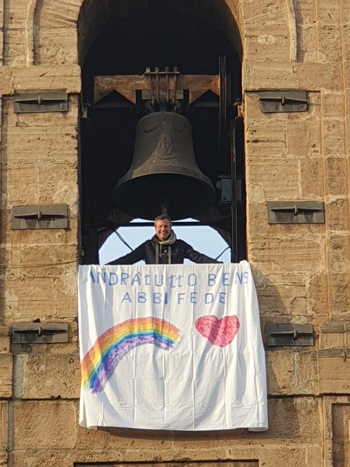 il cartellone dal campanile di San Francesco di Paola per il flashmob sonoro ai tempi del coronavirus nel condominio di via Tripoli 