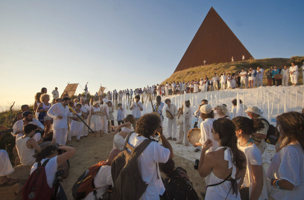 Rito della Luce alla Piramide 38° Parallelo e Cerchio di Suoni al Tramonto condotto da Lucina Lanzara – domenica 23 Giugno 2024